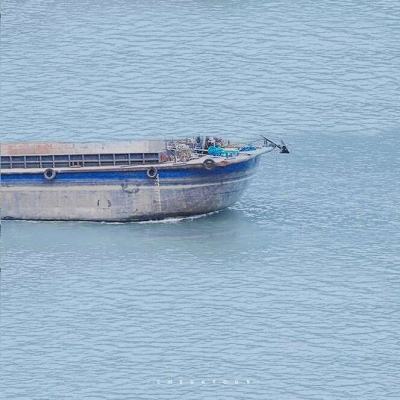 菲律宾多艘船只在黄岩岛邻近海域非法聚集，中国海警依法管制